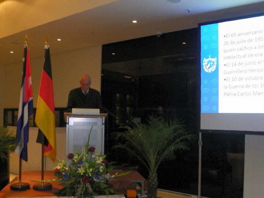 Embajador de Cuba en Alemania pronuncia el discurso de bienvenida durante la celebración del 59 aniversario del Triunfo de la Revolución