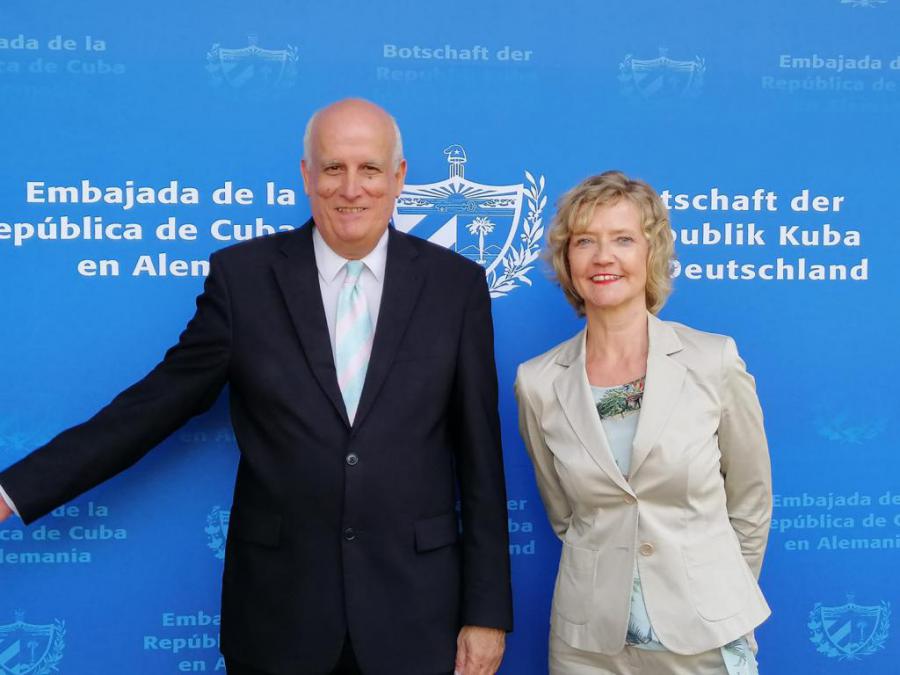 Heidrum Tempel, Embajadora alemana designada en La Habana, junto al Embajador cubano Ramón Ripoll durante la inauguración en la sede del Consulado en Berlín de la Expo "Humboldt enviado"