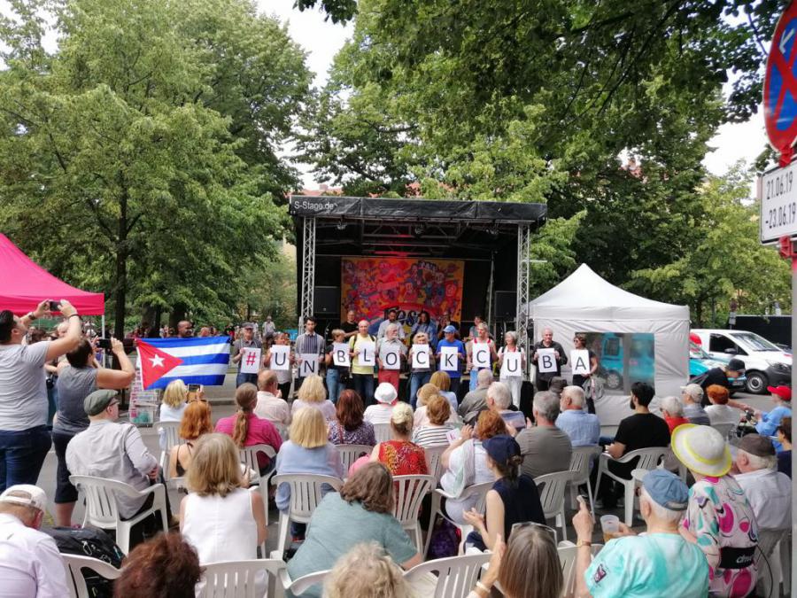 Miembros de los grupos de solidaridad y cubanos residentes dijeron #NoMasBloqueo en Fest der Linken