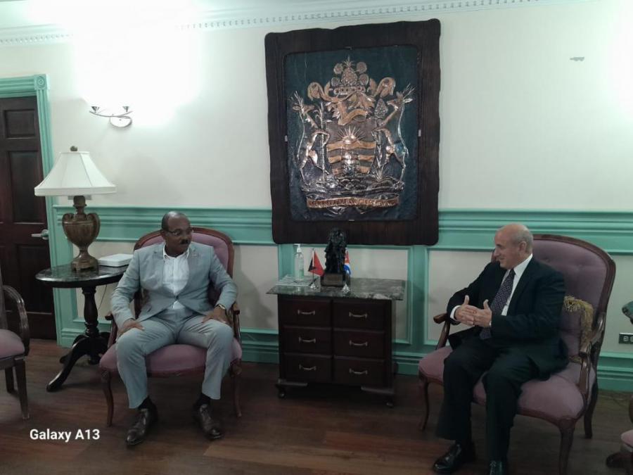 Recibe Primer Ministro de Antigua y Barbuda a Embajador Cubano en dicho pais