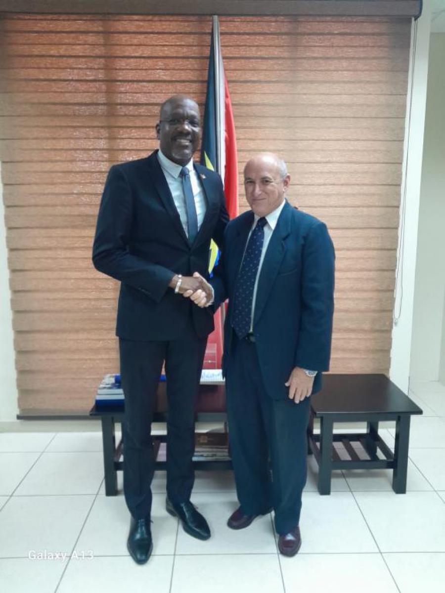Recibe Ministro de Educación, Deporte e Industria Creativas al Embajador de Cuba en Antigua y Barbuda
