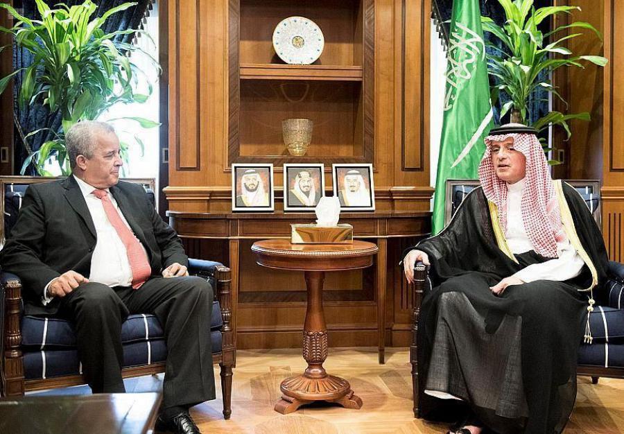 Embajador Hector Igarza (izq) y Ministro de Estado Adel Al Jubair (der)