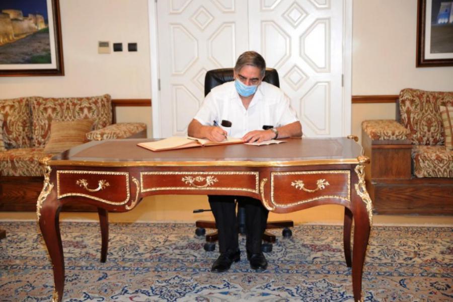 Embajador cubano firma libro de condolencias por fallecimiento de Primer Ministro de Baréin