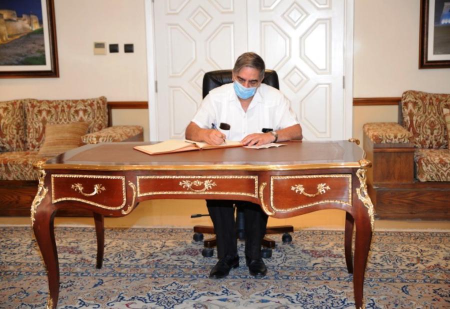 Cuban ambassador signs condolence book for demise of Bahrain Prime Minister