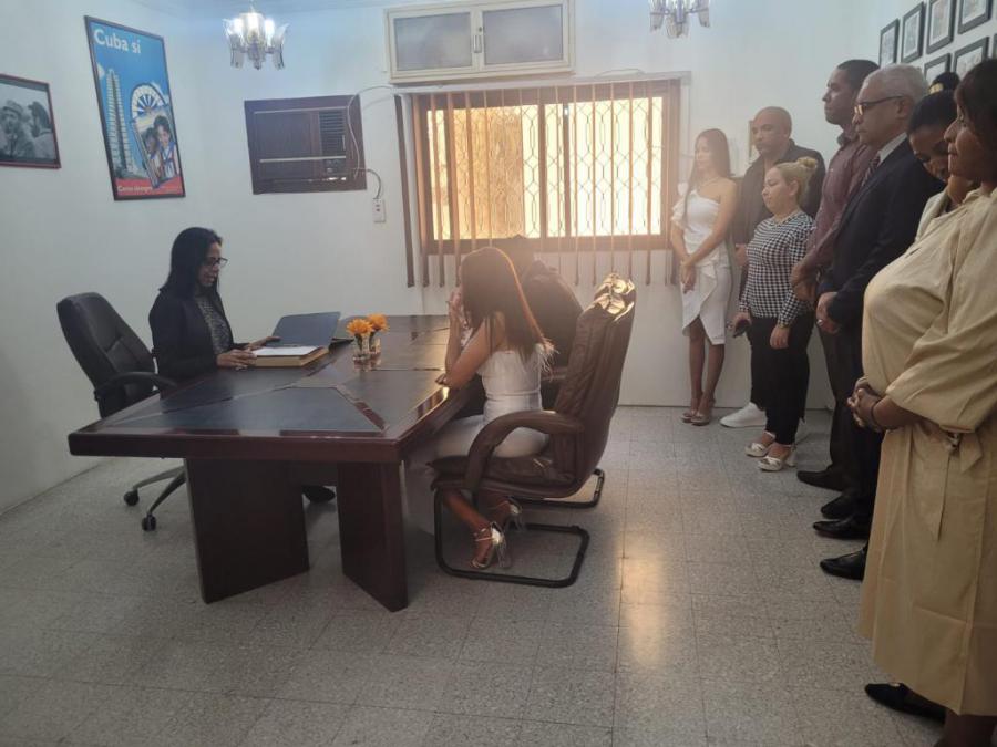 La Oficina Consular de la Embajada de Cuba concreta el sueño nupcial de dos parejas jóvenes en Arabia Saudita