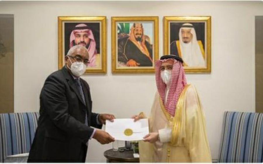 Nuevo embajador cubano Vladimir González Quesada presenta copias de estilo en Cancillería saudita