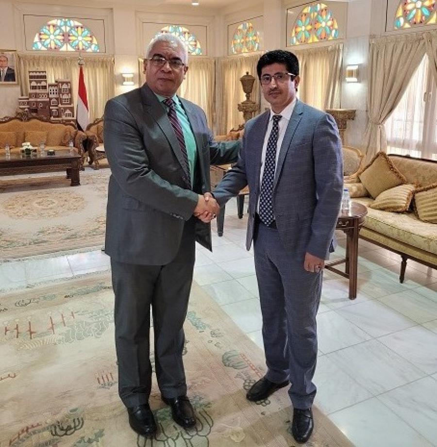 El Embajador de Cuba, Vladimir González, saluda al Subsecretario de Relaciones Exteriores de Yemen, Dr. Mansour Bayash.