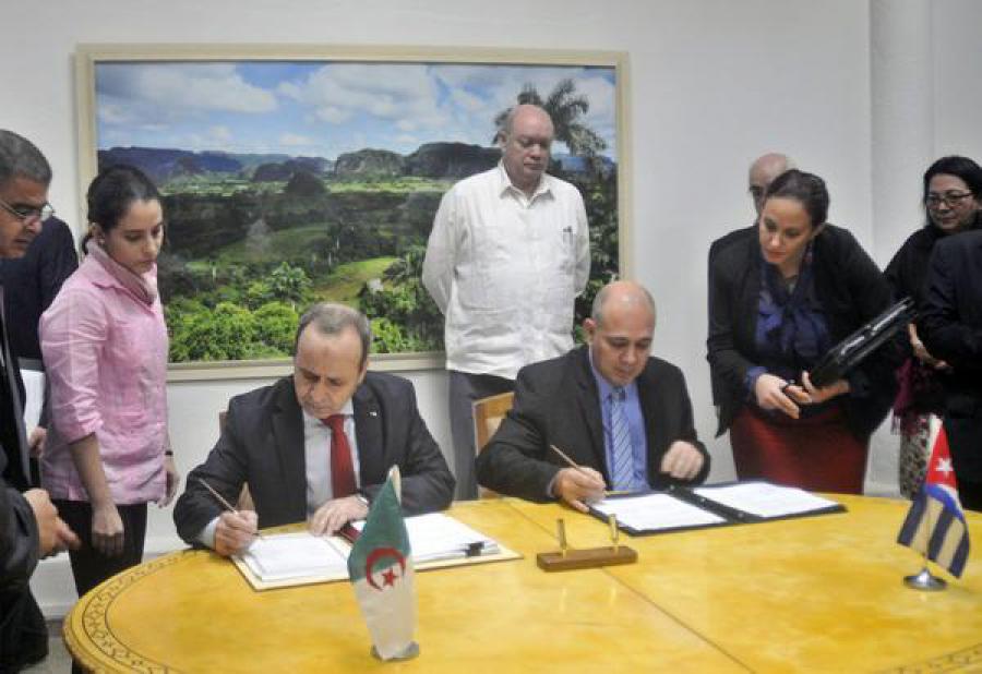 Roberto Morales, Ministro de Salud Pública de Cuba, y Mokhtar Hasbellaoui, Ministro de Salud, Población y Reforma Hospitalaria de Argelia.