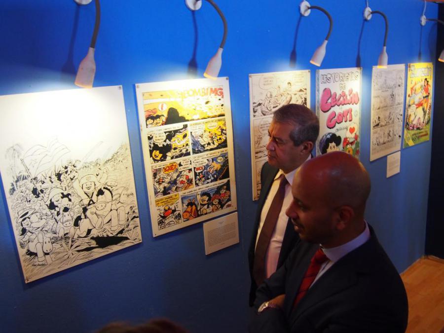 Ministro interino de cultura visita exposición de historietas cubanas en el Festival Internacional de Historietas de Argel