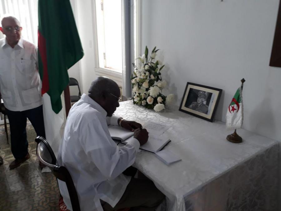 Salvador Valdés Mesa acude a la Embajada Argelina en Cuba para transmitir las condolencias por fallecimiento General de Cuerpo de Ejército Ahmed Gaïd Salah