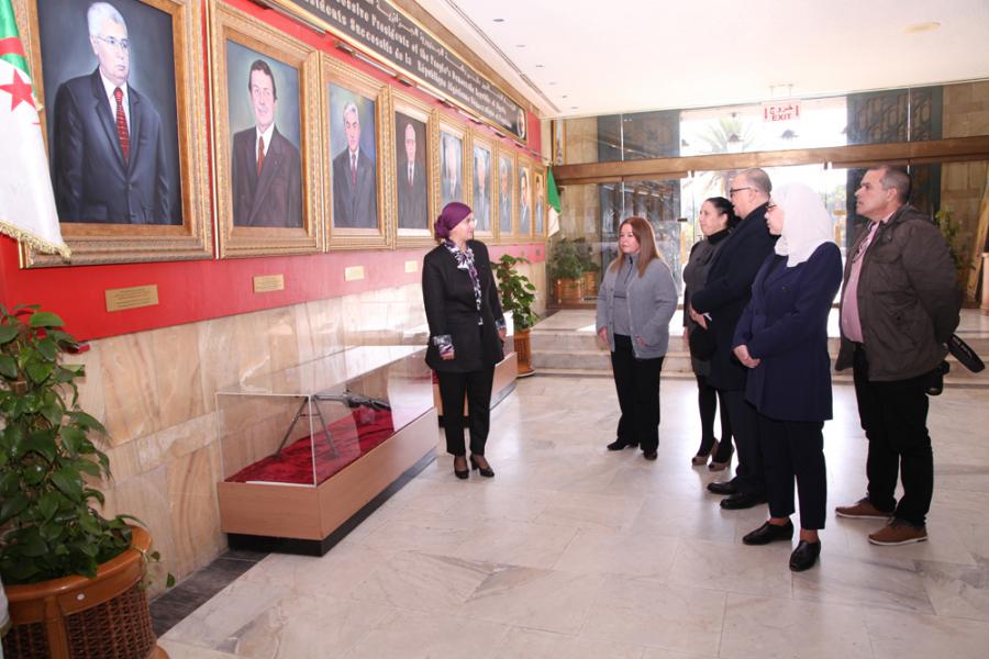 Delegación cubana visita Museo de los Mártires en Argel