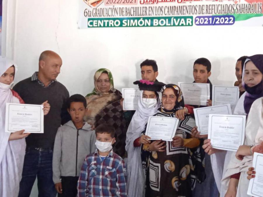 Jóvenes saharauis reciben sus diplomas de bachilleres en la escuela “Simón Bolívar”