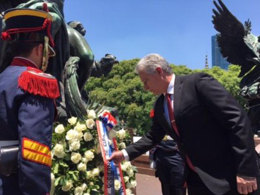 Ofrenda floral al General José de San Martín. Foto: Presidencia Cuba