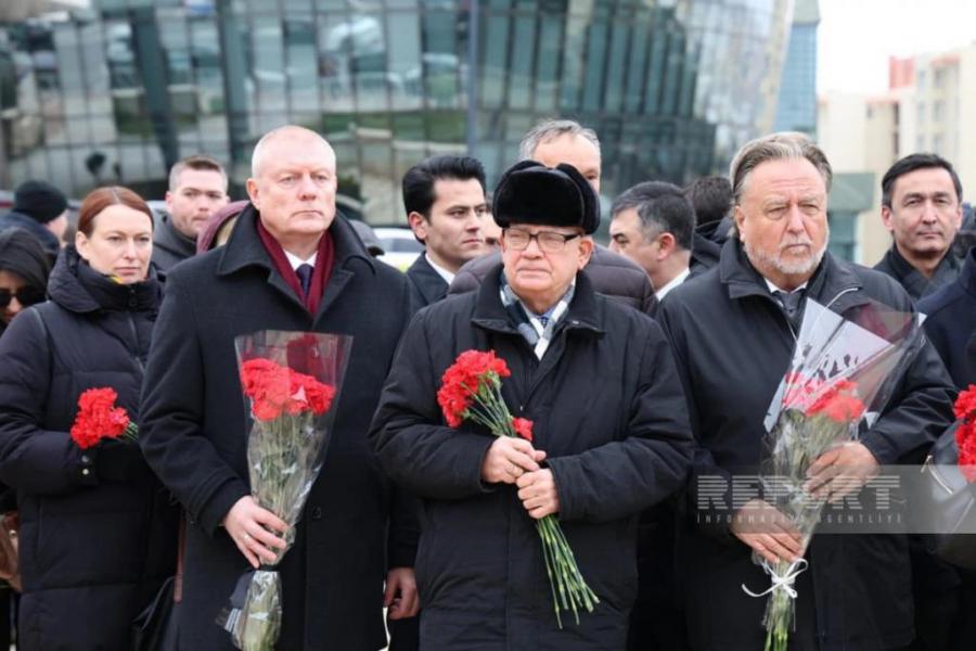 Embajador cubano junto al cuerpo diplomático acreditado en Azerbaiyán rinde homenaje en el Callejón de los Mártires.