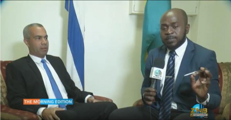 Canal televisivo ZNS entrevista al embajador cubano en Las Bahamas durante el programa matutino “The Morning´s Show”