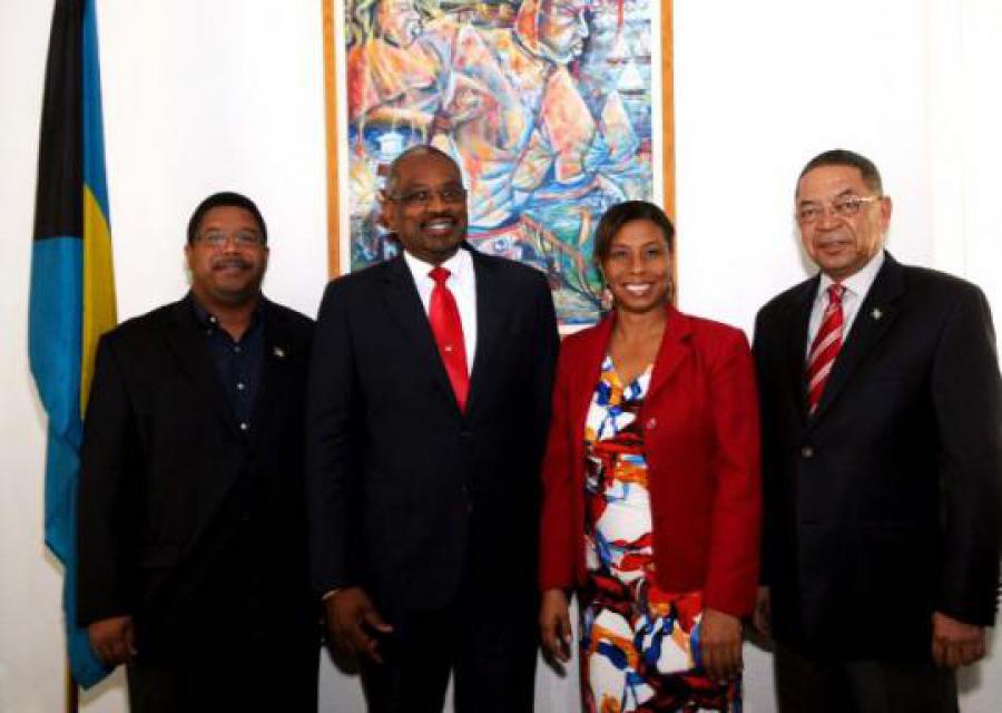 Embajadora de Cuba sostiene encuentro de trabajo con dirigente partidista de Bahamas