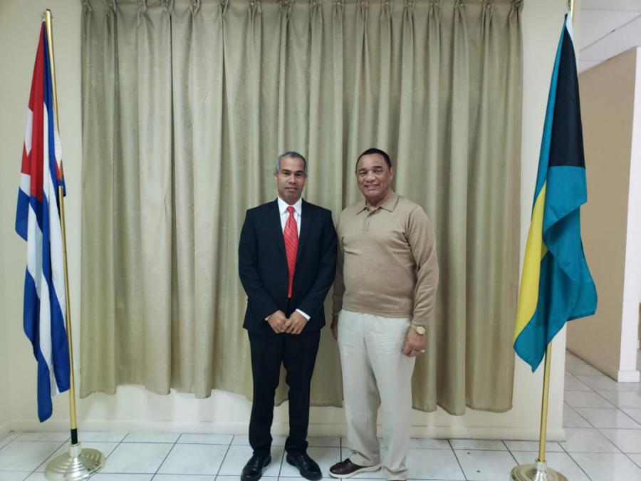 Ex primer ministro Perry Christie visita la Embajada de Cuba en Las Bahamas