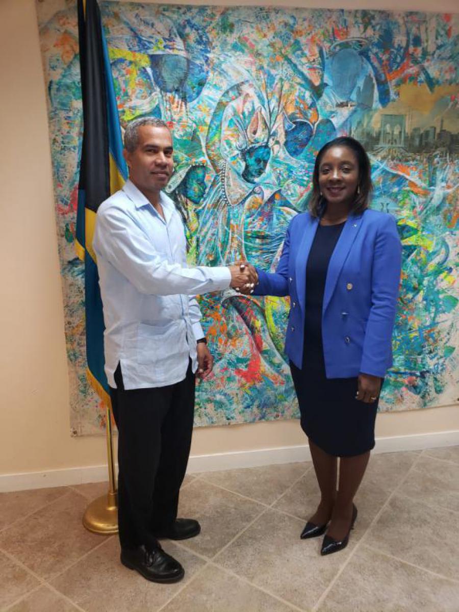 Embajador cubano se reúne con la ministra de Juventud, Deportes y Cultura de Las Bahamas