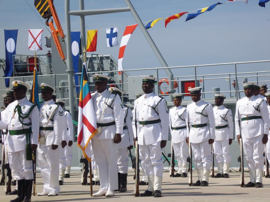 Embajadora cubana asiste a ceremonia ofrecida por las Fuerzas Reales de Defensa de Las Bahamas 