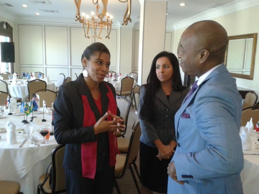 Ambassador of Cuba exchanges with the Minister of Foreign Affairs of The Bahamas