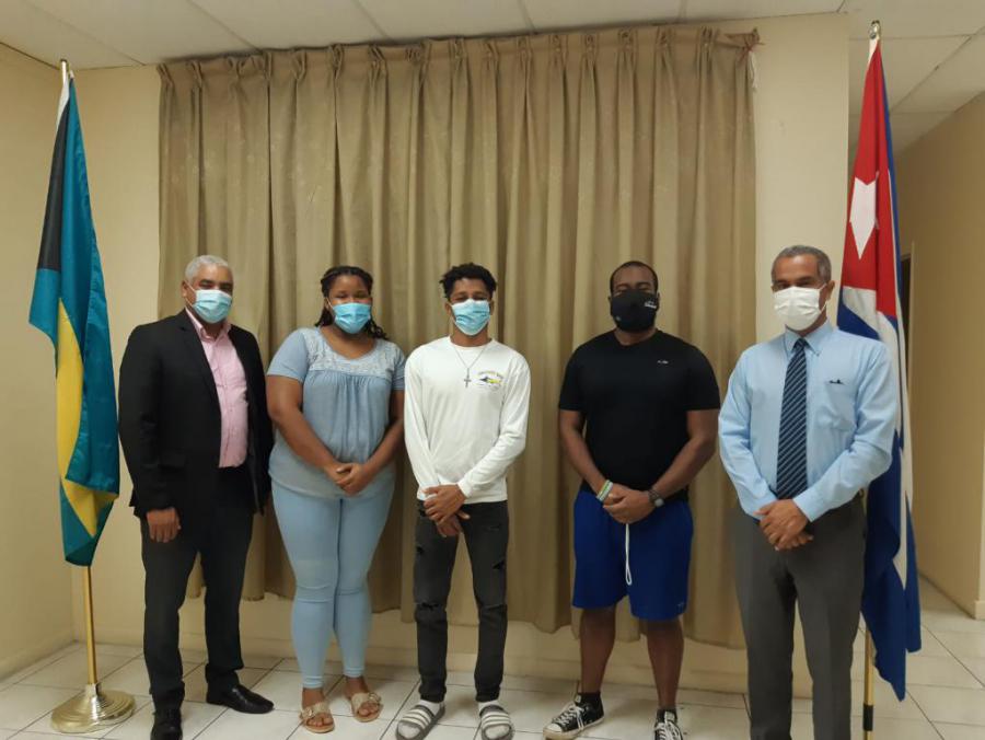 La Embajada de Cuba concede becas para estudiar Medicina a tres jóvenes bahameses