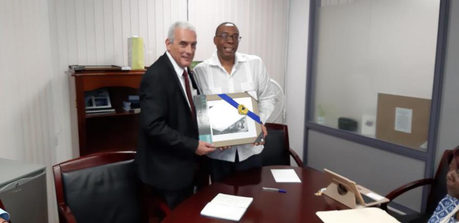El Embajador con el Ministro John King