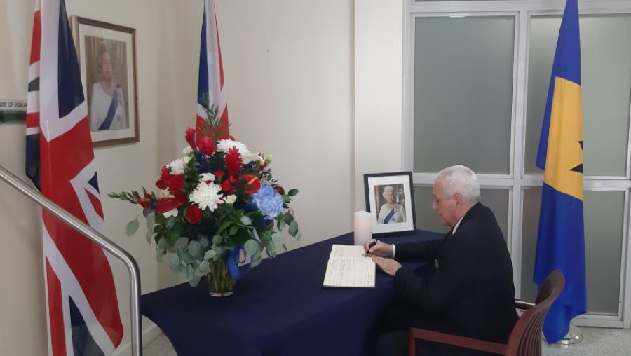 Firma del libro de condolencias.
