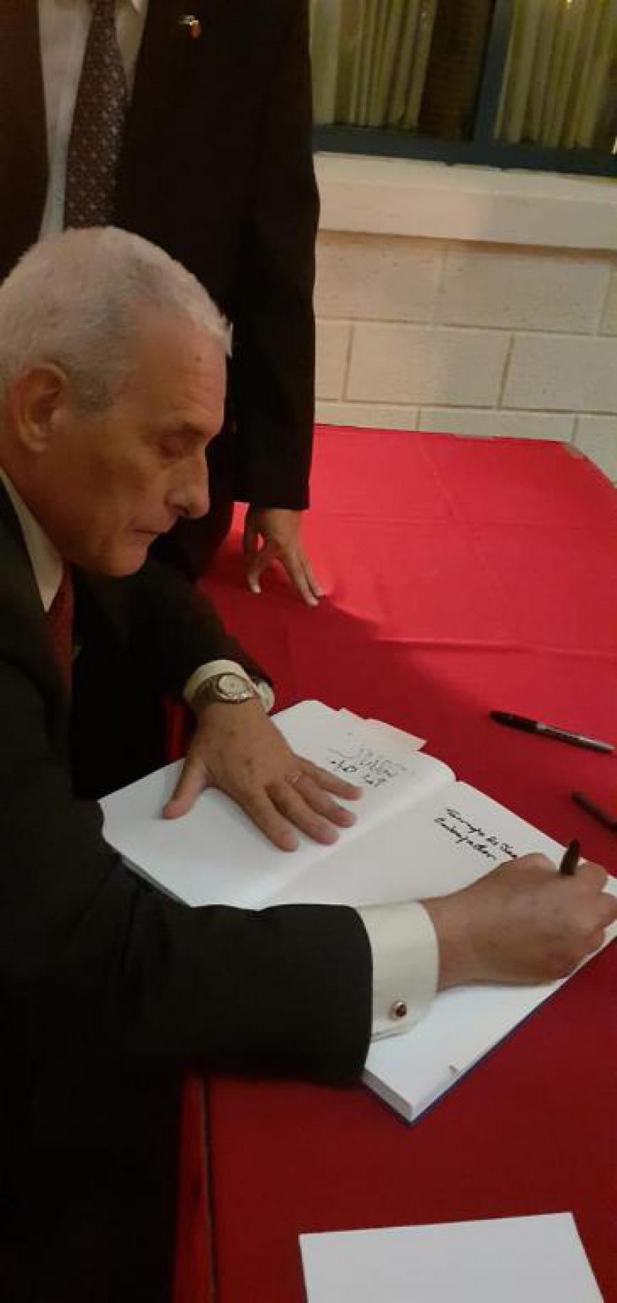 Firmando el libro de felicitaciones por el 70 Aniversario de la República Popular China.