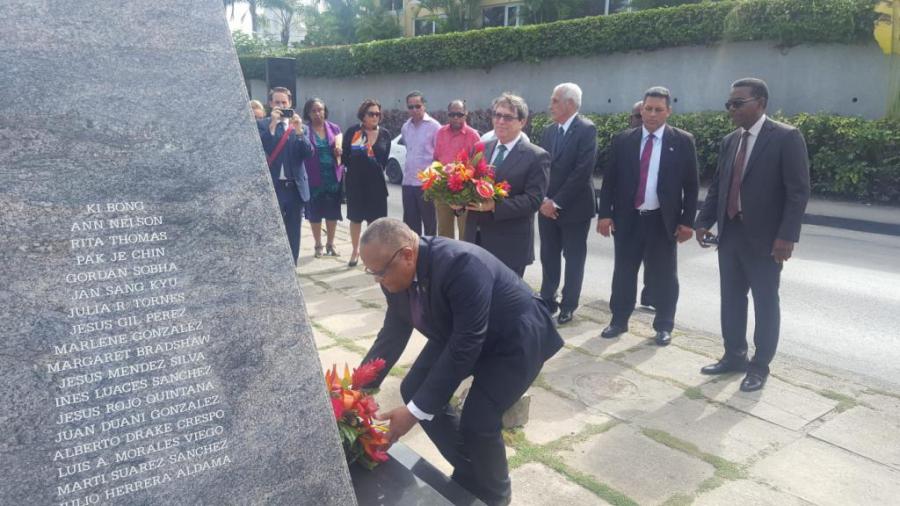 Ministers Walcott and Rodriguez Parrilla lay wreaths at the monument to Barbados Martyrs