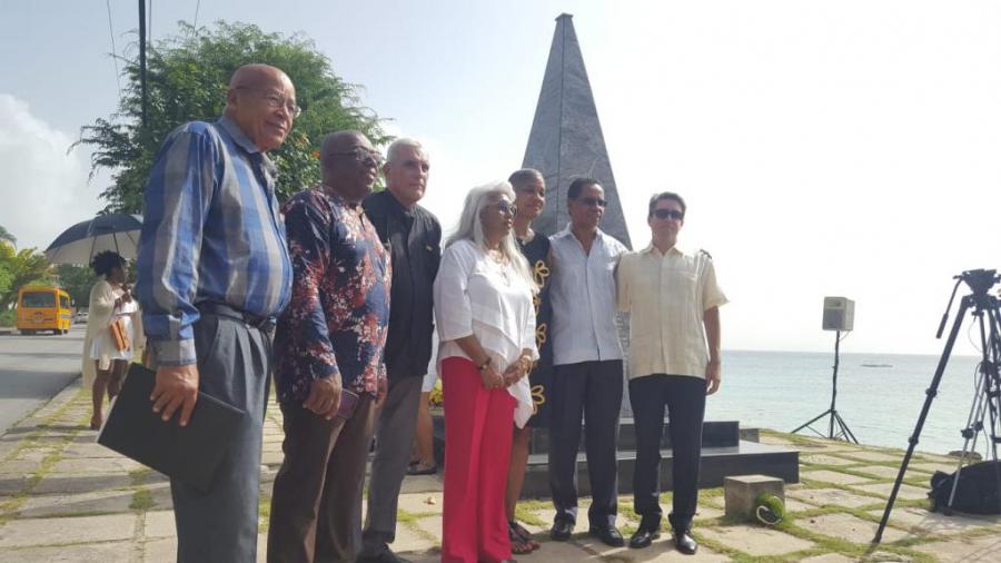 Los oradores y la presidencia del acto ante el Monumento a los Héroes de Barbados.