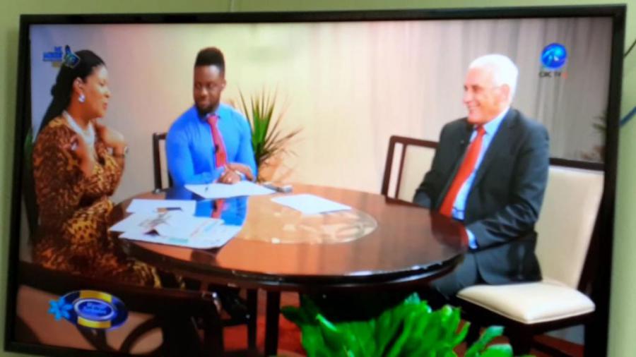 Entrevistadores con el Embajador en el Programa