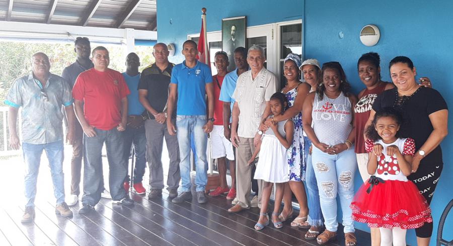 Deportistas, Cubanos residentes y diplomáticos honran a José Martí en el aniversario 166 de su natalicio.