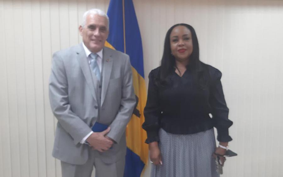 La Directora de Protocolo de Barbados, Sra. Resa Layne y el Embajador Sergio Jorge Pastrana