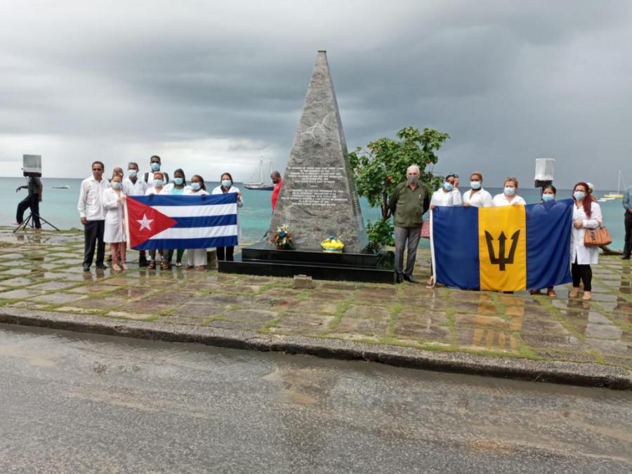 Colaboradores cubanos con los Embajadores de Barbados en el Caribe y de Cuba en Barbados.