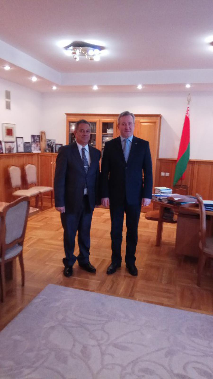 Visita del Embajador cubano en Belarús a la Academia de Administración Pública adjunta al Presidente de Belarús.