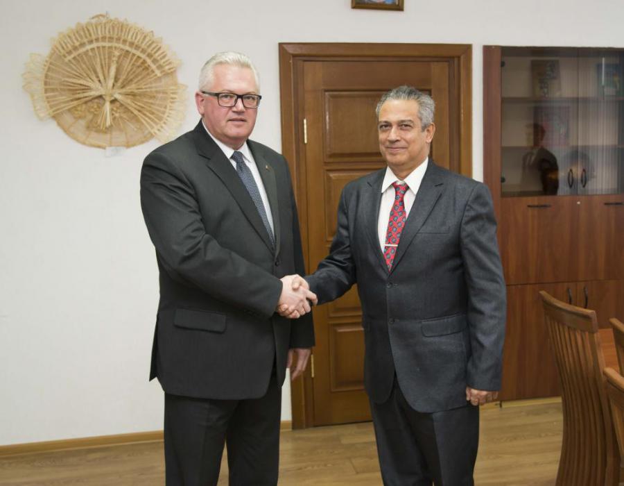 Encuentro del Embajador de Cuba en Belarús con el Ministro de Educación Igor Karpenko.