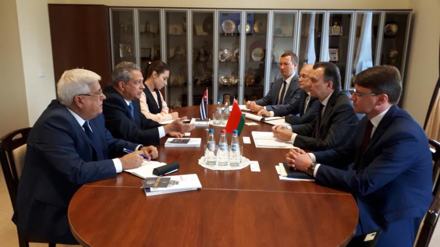 Recibe el Presidente de la Cámara de Comercio e Industria de Belarús al Embajador de Cuba