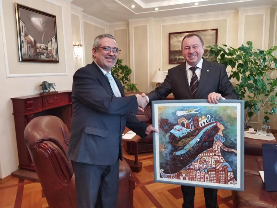 Al concluir el encuentro, el embajador cubano le obsequió al canciller bielorruso una serigrafía de la autoría de la destacada intelectual cubana Silvia Rodríguez Rivero, pintora, poeta, directora artística y productora musical, cuya obra está íntimamente relacionada con la de su esposo, el compositor y pianista cubano José María Vitier. La obra obsequiada destaca por su carácter figurativo e invita a una alegoría al realismo mágico del famoso pintor bielorruso Marc Chagall. 