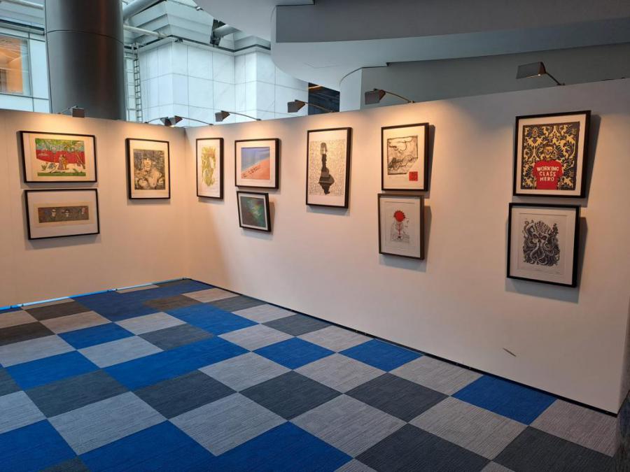 Acoge Parlamento Europeo muestra de grabados de artistas cubanos