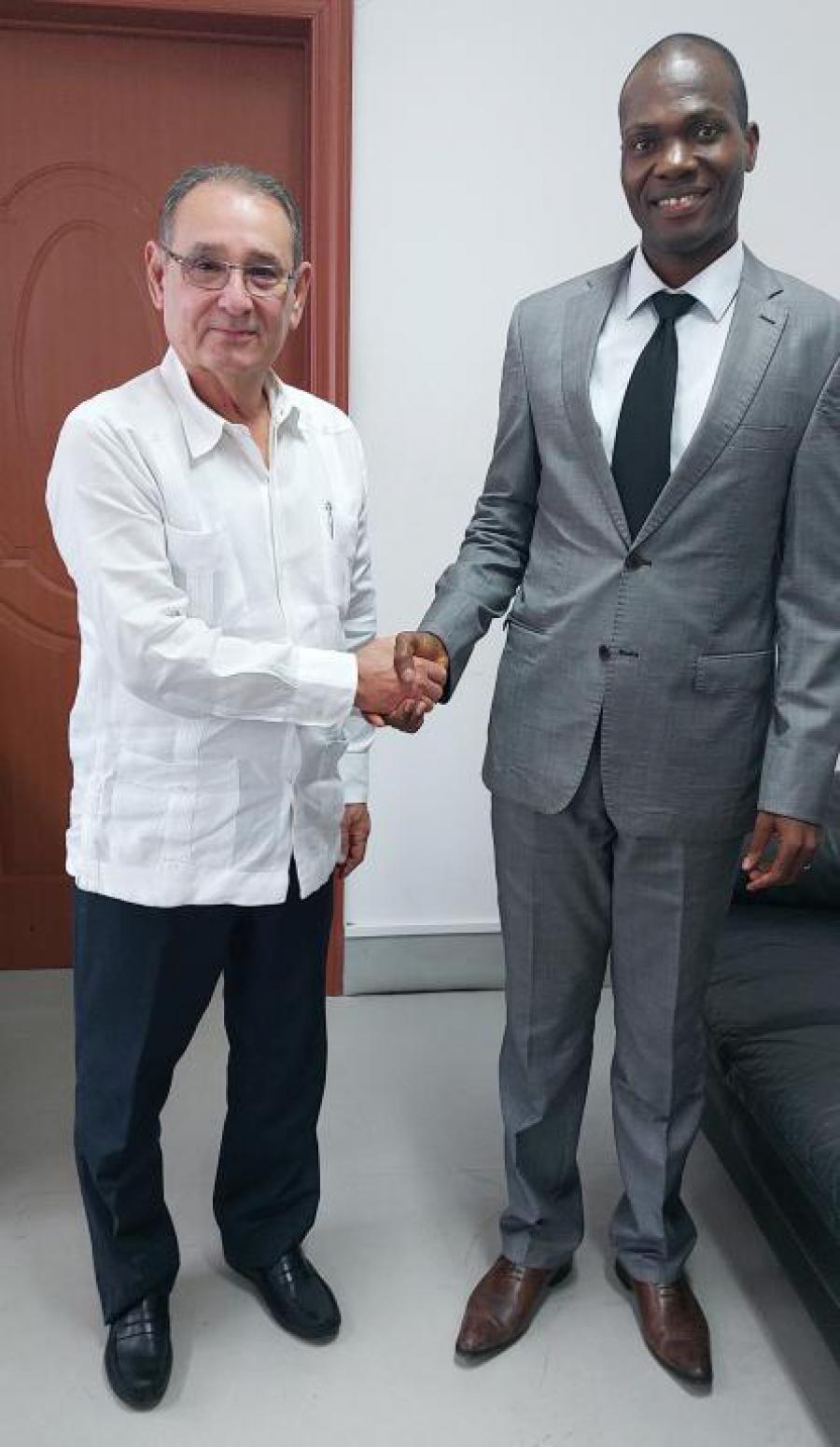 Le directeur des organisations internationales du ministère des affaires étrangères du Bénin rencontre l'ambassadeur de Cuba.