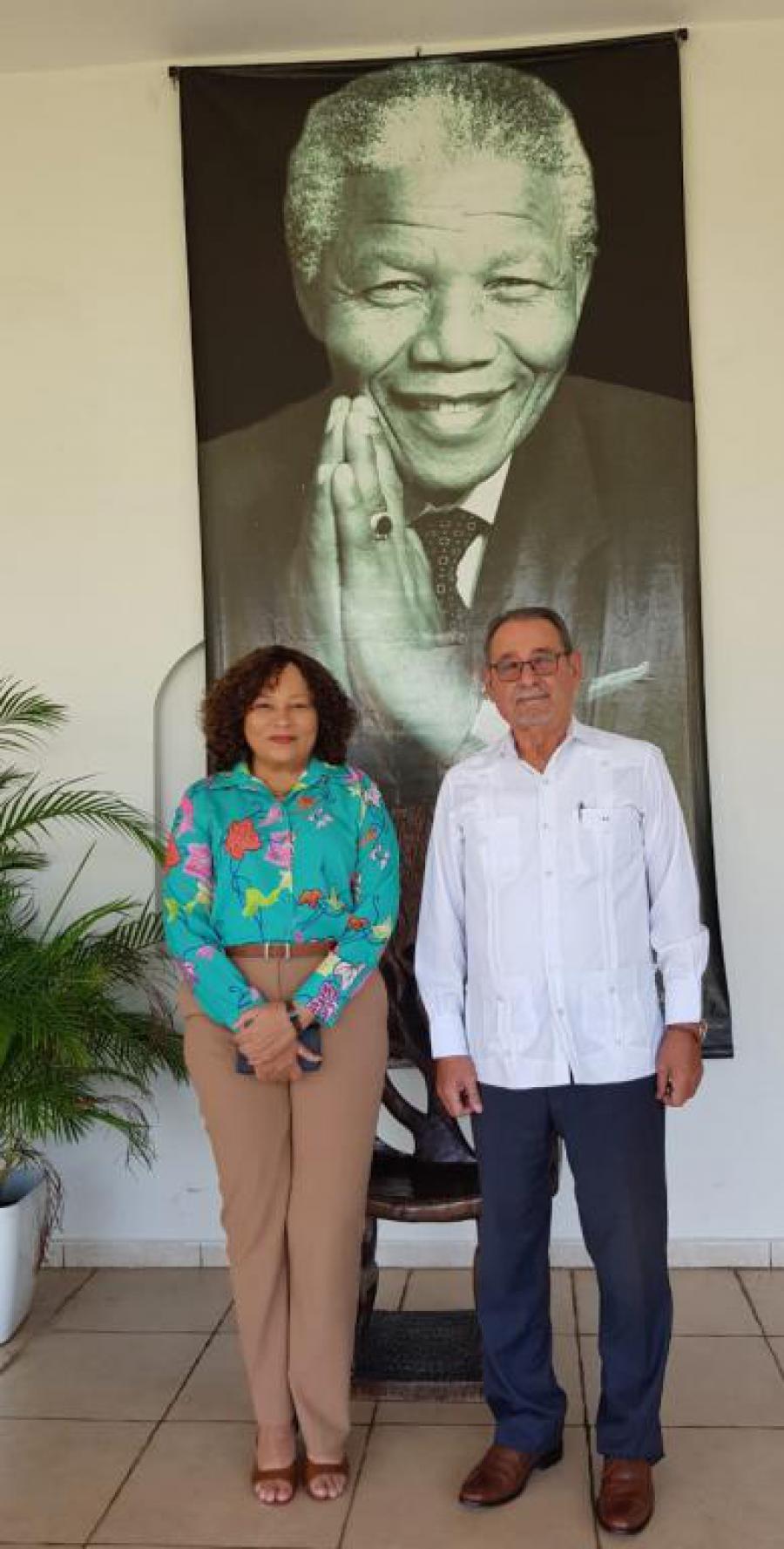 L'ambassadeur d'Afrique du Sud au Bénin reçoit son homologue cubain.