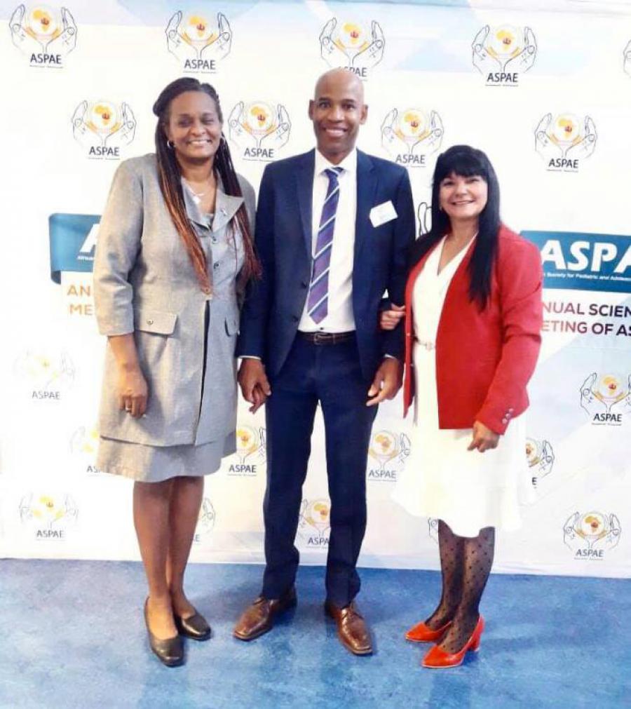 Con la Pediatra cubana, Dra. Lina Castillo Plasencia y el Dr. Joel Dipesalema, presidente de la Sociedad Científica de Pediatría de Botswana.