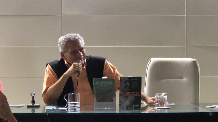 Presentan libros sobre Hugo Chávez