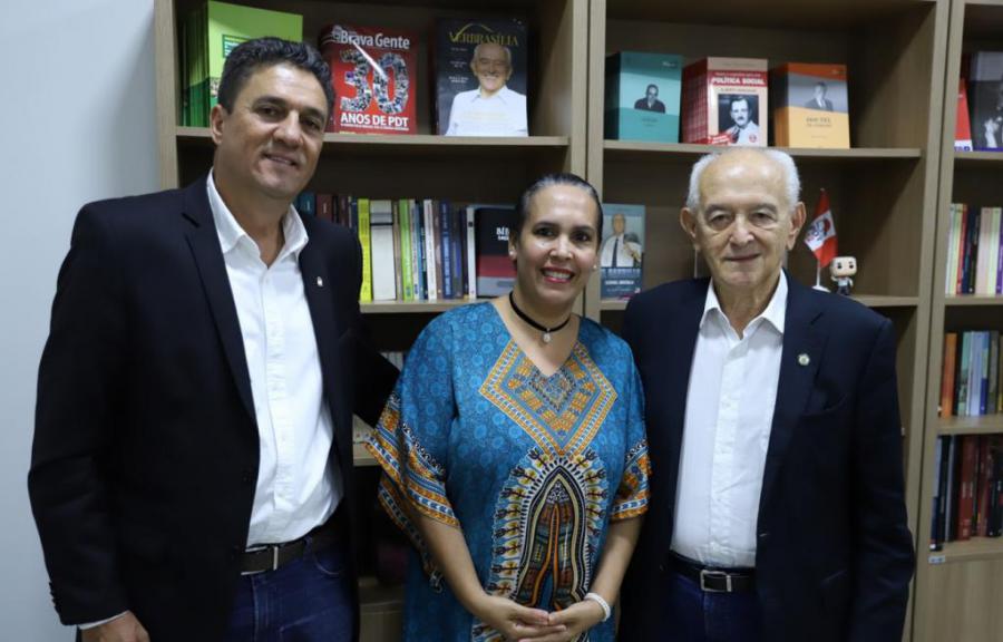 Secretario General del Partido Democrático Trabalhista (PDT) recibe a funcionaria de la Embajada de Cuba en Brasil.