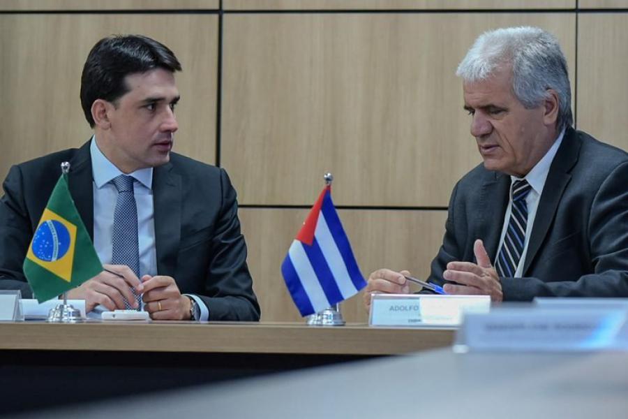El Ministro de Puertos y Aeropuertos recibe al Embajador de Cuba.