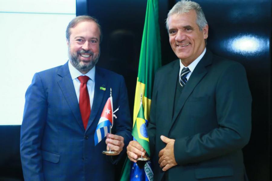 Ministro de Minas y Energía recibe al Embajador de Cuba