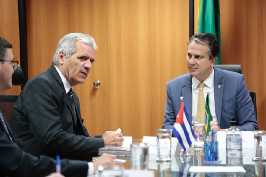 Recibe el Ministro de Estado de Educación al Embajador de Cuba