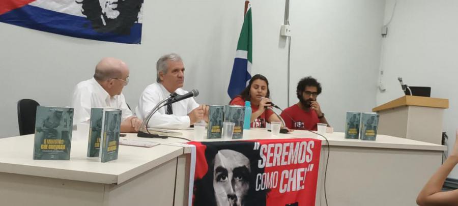 Presentación de libro sobre el Che en la Universidad Federal de Brailia.