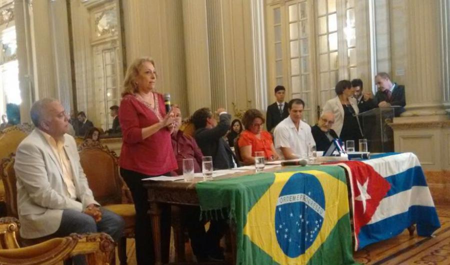 El Salón Noble de la Cámara Municipal de Río de Janeiro, acogió un centenar de brasileiros que manifestaron su apoyo y reconocimiento a la labor de los galenos cubanos que participan del Programa Más Médicos