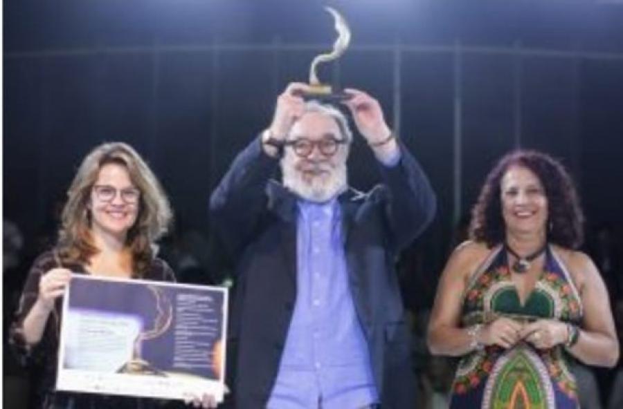 Homenagem ao escritor brasileiro Fernando Morais.